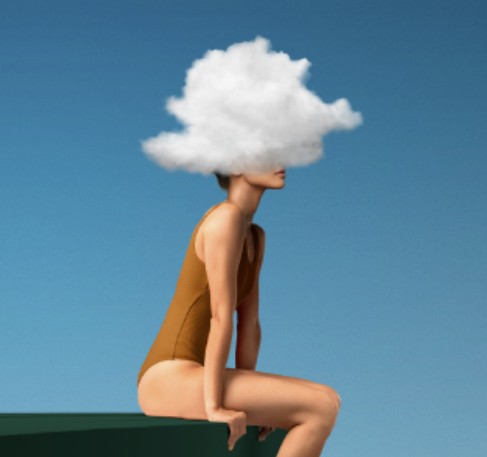 Frau mit Wolke über dem Kopf