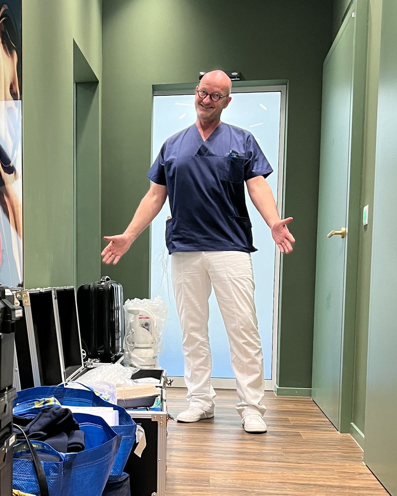 Dr. med. Gunnar Heller in the practice corridor with the anaesthesia equipment